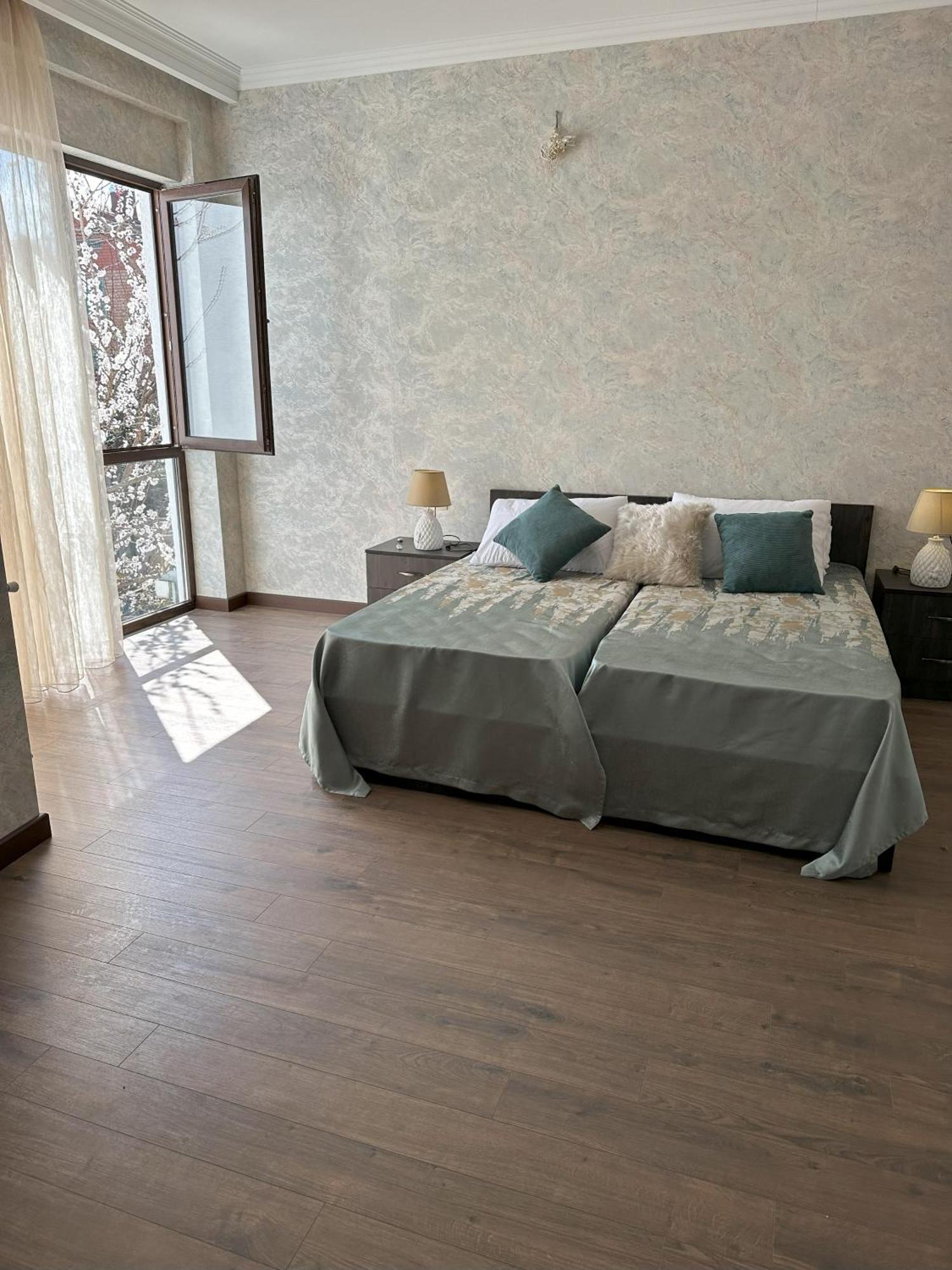 Three Palms Guest House Tbilisi Eksteriør bilde